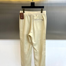 Loro Piana诺悠翩雅、2026春夏新品休闲裤,以75%莱赛尔+25%亚麻混纺打造,天然纤维融合赋予面料轻盈透气、 Loro Piana诺悠翩雅、2026春夏新品休闲裤,以75%莱赛尔+25%亚麻混纺打造,天然纤维融合赋予面料轻盈透气、