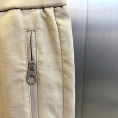 Loro Piana诺悠翩雅、2026春夏新品休闲裤,以75%莱赛尔+25%亚麻混纺打造,天然纤维融合赋予面料轻盈透气、 Loro Piana诺悠翩雅、2026春夏新品休闲裤,以75%莱赛尔+25%亚麻混纺打造,天然纤维融合赋予面料轻盈透气、