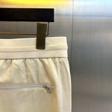 Loro Piana诺悠翩雅、2026春夏新品休闲裤,以75%莱赛尔+25%亚麻混纺打造,天然纤维融合赋予面料轻盈透气、 Loro Piana诺悠翩雅、2026春夏新品休闲裤,以75%莱赛尔+25%亚麻混纺打造,天然纤维融合赋予面料轻盈透气、