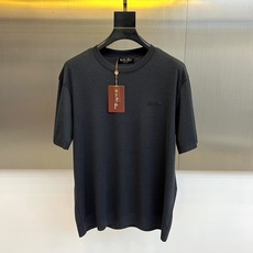 Loro Piana诺悠翩雅、2026春夏新品短袖T恤,以利落圆领剪裁勾勒颈部线条,宽松落肩版型适配多元身形,行走间尽显 Loro Piana诺悠翩雅、2026春夏新品短袖T恤,以利落圆领剪裁勾勒颈部线条,宽松落肩版型适配多元身形,行走间尽显