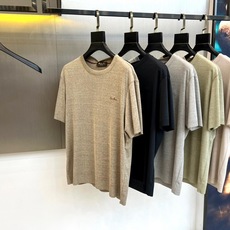Loro Piana诺悠翩雅、2026春夏新品短袖T恤,以利落圆领剪裁勾勒颈部线条,宽松落肩版型适配多元身形,行走间尽显 Loro Piana诺悠翩雅、2026春夏新品短袖T恤,以利落圆领剪裁勾勒颈部线条,宽松落肩版型适配多元身形,行走间尽显