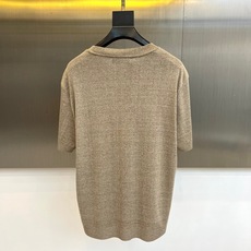 Loro Piana诺悠翩雅、2026春夏新品短袖T恤,以利落圆领剪裁勾勒颈部线条,宽松落肩版型适配多元身形,行走间尽显 Loro Piana诺悠翩雅、2026春夏新品短袖T恤,以利落圆领剪裁勾勒颈部线条,宽松落肩版型适配多元身形,行走间尽显