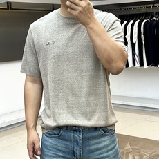 Loro Piana诺悠翩雅、2026春夏新品短袖T恤,以利落圆领剪裁勾勒颈部线条,宽松落肩版型适配多元身形,行走间尽显 Loro Piana诺悠翩雅、2026春夏新品短袖T恤,以利落圆领剪裁勾勒颈部线条,宽松落肩版型适配多元身形,行走间尽显