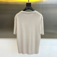 Loro Piana诺悠翩雅、2026春夏新品短袖T恤,以利落圆领剪裁勾勒颈部线条,宽松落肩版型适配多元身形,行走间尽显 Loro Piana诺悠翩雅、2026春夏新品短袖T恤,以利落圆领剪裁勾勒颈部线条,宽松落肩版型适配多元身形,行走间尽显