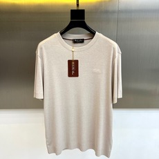 Loro Piana诺悠翩雅、2026春夏新品短袖T恤,以利落圆领剪裁勾勒颈部线条,宽松落肩版型适配多元身形,行走间尽显 Loro Piana诺悠翩雅、2026春夏新品短袖T恤,以利落圆领剪裁勾勒颈部线条,宽松落肩版型适配多元身形,行走间尽显