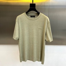 Loro Piana诺悠翩雅、2026春夏新品短袖T恤,以利落圆领剪裁勾勒颈部线条,宽松落肩版型适配多元身形,行走间尽显 Loro Piana诺悠翩雅、2026春夏新品短袖T恤,以利落圆领剪裁勾勒颈部线条,宽松落肩版型适配多元身形,行走间尽显