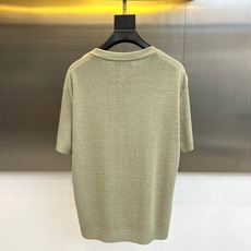 Loro Piana诺悠翩雅、2026春夏新品短袖T恤,以利落圆领剪裁勾勒颈部线条,宽松落肩版型适配多元身形,行走间尽显 Loro Piana诺悠翩雅、2026春夏新品短袖T恤,以利落圆领剪裁勾勒颈部线条,宽松落肩版型适配多元身形,行走间尽显