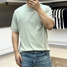 Loro Piana诺悠翩雅、2026春夏新品短袖T恤,以利落圆领剪裁勾勒颈部线条,宽松落肩版型适配多元身形,行走间尽显 Loro Piana诺悠翩雅、2026春夏新品短袖T恤,以利落圆领剪裁勾勒颈部线条,宽松落肩版型适配多元身形,行走间尽显