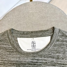 Brunello Cucinelli-BC,2026春夏新品短袖T恤,以利落圆领搭配微阔宽松版型,巧妙营造出随性松弛的视 Brunello Cucinelli-BC,2026春夏新品短袖T恤,以利落圆领搭配微阔宽松版型,巧妙营造出随性松弛的视