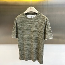 Brunello Cucinelli-BC,2026春夏新品短袖T恤,以利落圆领搭配微阔宽松版型,巧妙营造出随性松弛的视 Brunello Cucinelli-BC,2026春夏新品短袖T恤,以利落圆领搭配微阔宽松版型,巧妙营造出随性松弛的视