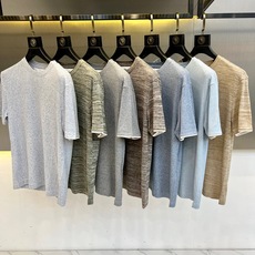 Brunello Cucinelli-BC,2026春夏新品短袖T恤,以利落圆领搭配微阔宽松版型,巧妙营造出随性松弛的视 Brunello Cucinelli-BC,2026春夏新品短袖T恤,以利落圆领搭配微阔宽松版型,巧妙营造出随性松弛的视