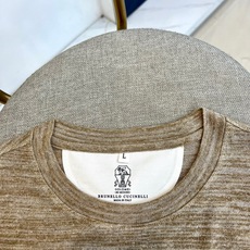 Brunello Cucinelli-BC,2026春夏新品短袖T恤,以利落圆领搭配微阔宽松版型,巧妙营造出随性松弛的视 Brunello Cucinelli-BC,2026春夏新品短袖T恤,以利落圆领搭配微阔宽松版型,巧妙营造出随性松弛的视