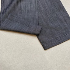 Loro Piana诺悠翩雅、2026春夏新品休闲裤,以简约廓形诠释当代都市休闲美学,宽松直筒剪裁流畅垂坠,藏肉显瘦的同 Loro Piana诺悠翩雅、2026春夏新品休闲裤,以简约廓形诠释当代都市休闲美学,宽松直筒剪裁流畅垂坠,藏肉显瘦的同