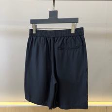 Loro Piana诺悠翩雅、2026春夏新品休闲短裤,以100%纯棉材质打造极致舒适体验。松紧腰头搭配精致抽绳设计,兼 Loro Piana诺悠翩雅、2026春夏新品休闲短裤,以100%纯棉材质打造极致舒适体验。松紧腰头搭配精致抽绳设计,兼