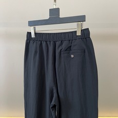 Brunello Cucinelli-BC、2026春夏新品休闲裤,以纯色调开启清爽穿搭篇章,采用轻盈透气的天然面料打造 Brunello Cucinelli-BC、2026春夏新品休闲裤,以纯色调开启清爽穿搭篇章,采用轻盈透气的天然面料打造
