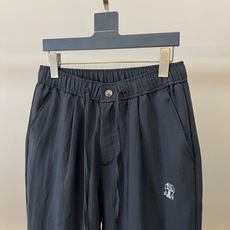 Brunello Cucinelli-BC、2026春夏新品休闲裤,以纯色调开启清爽穿搭篇章,采用轻盈透气的天然面料打造 Brunello Cucinelli-BC、2026春夏新品休闲裤,以纯色调开启清爽穿搭篇章,采用轻盈透气的天然面料打造