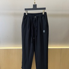 Brunello Cucinelli-BC、2026春夏新品休闲裤,以纯色调开启清爽穿搭篇章,采用轻盈透气的天然面料打造 Brunello Cucinelli-BC、2026春夏新品休闲裤,以纯色调开启清爽穿搭篇章,采用轻盈透气的天然面料打造
