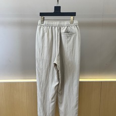 Brunello Cucinelli-BC、2026春夏新品休闲裤,以纯色调开启清爽穿搭篇章,采用轻盈透气的天然面料打造 Brunello Cucinelli-BC、2026春夏新品休闲裤,以纯色调开启清爽穿搭篇章,采用轻盈透气的天然面料打造