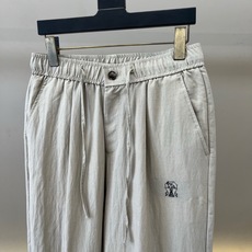 Brunello Cucinelli-BC、2026春夏新品休闲裤,以纯色调开启清爽穿搭篇章,采用轻盈透气的天然面料打造 Brunello Cucinelli-BC、2026春夏新品休闲裤,以纯色调开启清爽穿搭篇章,采用轻盈透气的天然面料打造