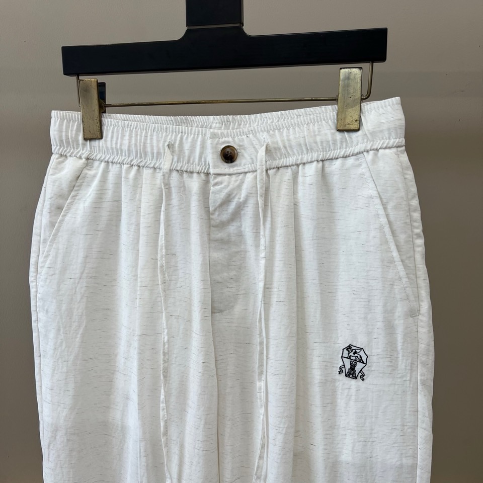Brunello Cucinelli-BC、2026春夏新品休闲裤，以纯色调开启清爽穿搭篇章，采用轻盈透气的天然面料打造