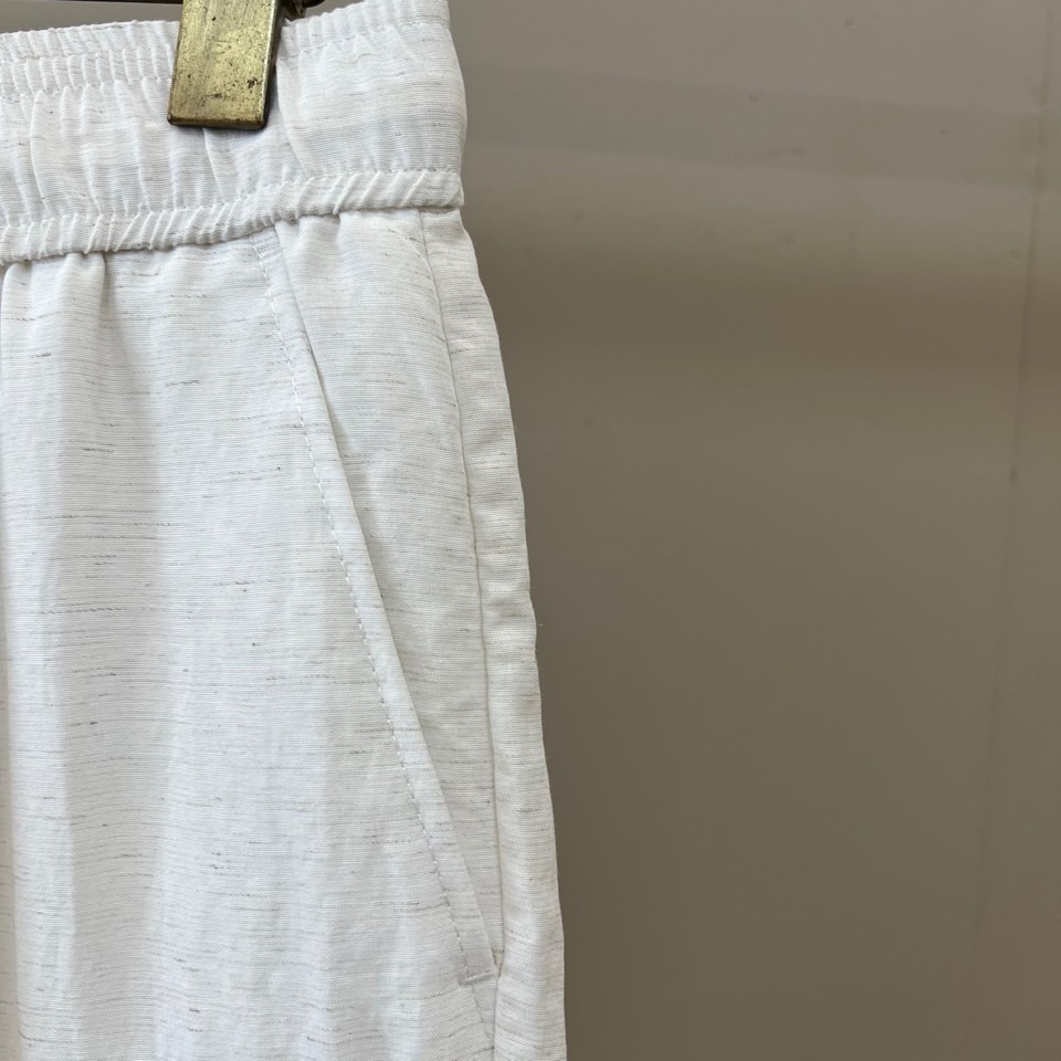 Brunello Cucinelli-BC、2026春夏新品休闲裤，以纯色调开启清爽穿搭篇章，采用轻盈透气的天然面料打造