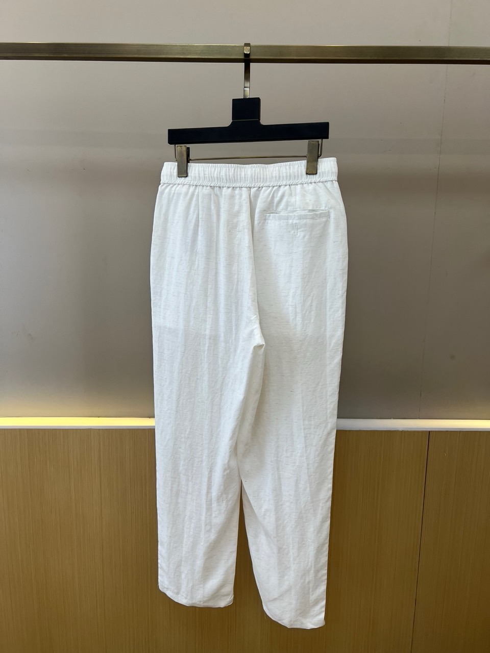Brunello Cucinelli-BC、2026春夏新品休闲裤，以纯色调开启清爽穿搭篇章，采用轻盈透气的天然面料打造