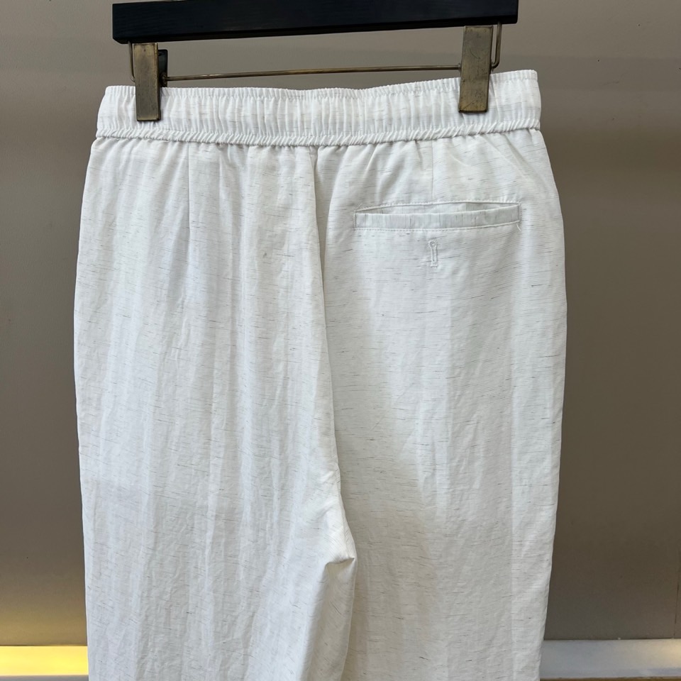 Brunello Cucinelli-BC、2026春夏新品休闲裤，以纯色调开启清爽穿搭篇章，采用轻盈透气的天然面料打造