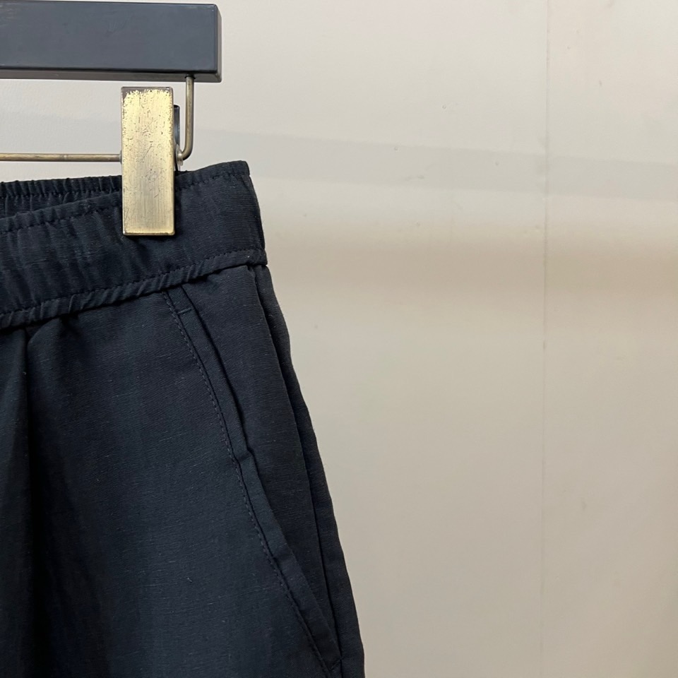Brunello Cucinelli-BC、2026春夏新品休闲短裤,以纯色为基调,诠释当代都市轻运动美学。松紧腰头配复 Brunello Cucinelli-BC、2026春夏新品休闲短裤,以纯色为基调,诠释当代都市轻运动美学。松紧腰头配复