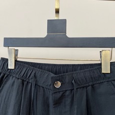 Brunello Cucinelli-BC、2026春夏新品休闲短裤,以纯色为基调,诠释当代都市轻运动美学。松紧腰头配复 Brunello Cucinelli-BC、2026春夏新品休闲短裤,以纯色为基调,诠释当代都市轻运动美学。松紧腰头配复