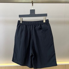 Brunello Cucinelli-BC、2026春夏新品休闲短裤,以纯色为基调,诠释当代都市轻运动美学。松紧腰头配复 Brunello Cucinelli-BC、2026春夏新品休闲短裤,以纯色为基调,诠释当代都市轻运动美学。松紧腰头配复