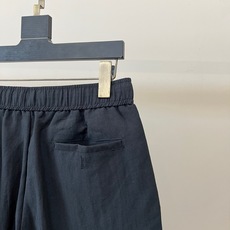 Brunello Cucinelli-BC、2026春夏新品休闲短裤,以纯色为基调,诠释当代都市轻运动美学。松紧腰头配复 Brunello Cucinelli-BC、2026春夏新品休闲短裤,以纯色为基调,诠释当代都市轻运动美学。松紧腰头配复