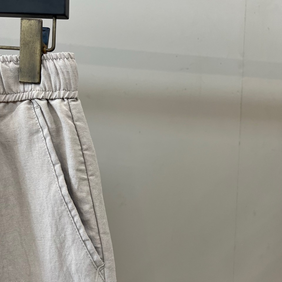 Brunello Cucinelli-BC、2026春夏新品休闲短裤，以纯色为基调，诠释当代都市轻运动美学。松紧腰头配复