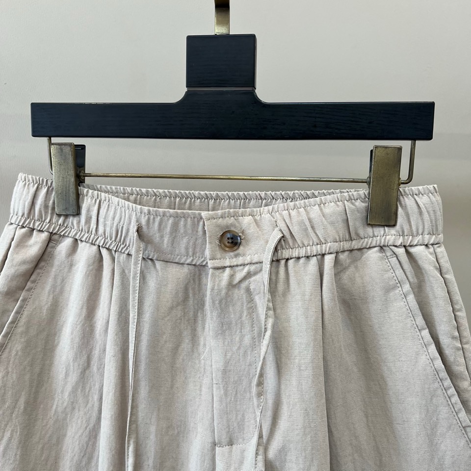 Brunello Cucinelli-BC、2026春夏新品休闲短裤，以纯色为基调，诠释当代都市轻运动美学。松紧腰头配复