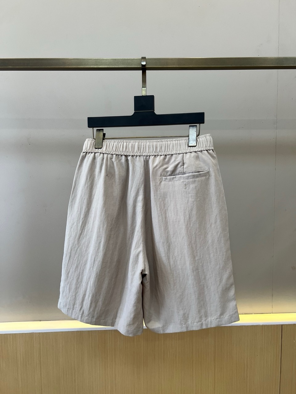 Brunello Cucinelli-BC、2026春夏新品休闲短裤，以纯色为基调，诠释当代都市轻运动美学。松紧腰头配复
