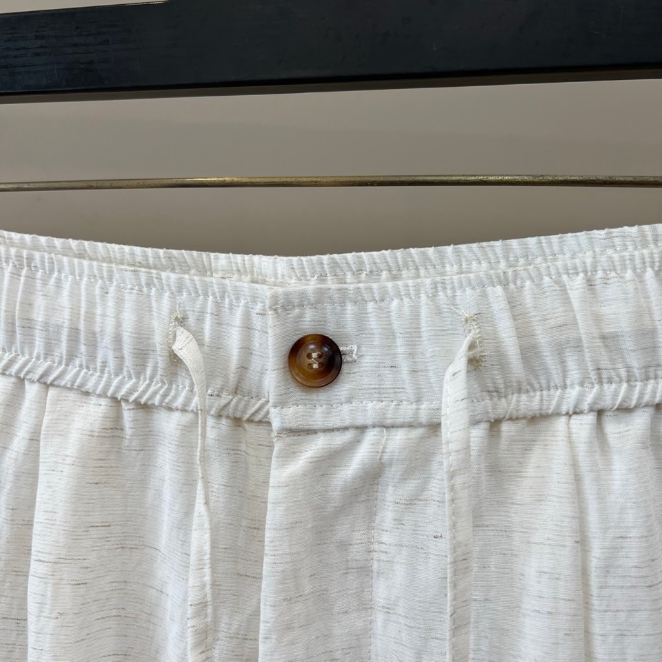 Brunello Cucinelli-BC、2026春夏新品休闲短裤，以纯色为基调，诠释当代都市轻运动美学。松紧腰头配复