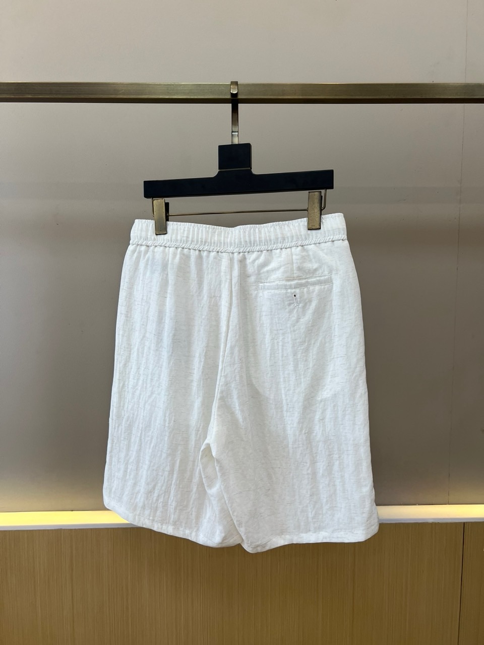 Brunello Cucinelli-BC、2026春夏新品休闲短裤，以纯色为基调，诠释当代都市轻运动美学。松紧腰头配复
