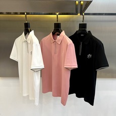 1v威登、2026春夏新品短袖Polo衫,以利落剪裁重塑经典男装格调。纯色搭配半拉链翻领设计,打破传统纽扣桎梏,金属拉链 1v威登、2026春夏新品短袖Polo衫,以利落剪裁重塑经典男装格调。纯色搭配半拉链翻领设计,打破传统纽扣桎梏,金属拉链