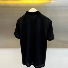 1v威登、2026春夏新品短袖Polo衫,以利落剪裁重塑经典男装格调。纯色搭配半拉链翻领设计,打破传统纽扣桎梏,金属拉链 1v威登、2026春夏新品短袖Polo衫,以利落剪裁重塑经典男装格调。纯色搭配半拉链翻领设计,打破传统纽扣桎梏,金属拉链