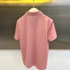 1v威登、2026春夏新品短袖Polo衫,以利落剪裁重塑经典男装格调。纯色搭配半拉链翻领设计,打破传统纽扣桎梏,金属拉链 1v威登、2026春夏新品短袖Polo衫,以利落剪裁重塑经典男装格调。纯色搭配半拉链翻领设计,打破传统纽扣桎梏,金属拉链