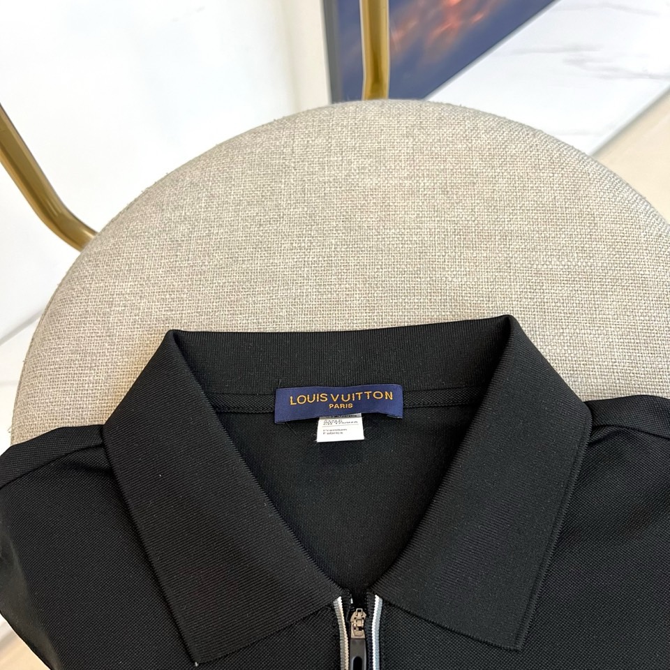 1v威登、2026春夏新品短袖Polo衫,以利落剪裁重塑经典男装格调。纯色搭配半拉链翻领设计,打破传统纽扣桎梏,金属拉链 1v威登、2026春夏新品短袖Polo衫,以利落剪裁重塑经典男装格调。纯色搭配半拉链翻领设计,打破传统纽扣桎梏,金属拉链