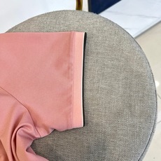 1v威登、2026春夏新品短袖Polo衫,以利落剪裁重塑经典男装格调。纯色搭配半拉链翻领设计,打破传统纽扣桎梏,金属拉链 1v威登、2026春夏新品短袖Polo衫,以利落剪裁重塑经典男装格调。纯色搭配半拉链翻领设计,打破传统纽扣桎梏,金属拉链