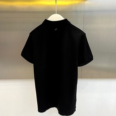 BERLUTI 布鲁提、2026春夏新品短袖Polo衫全新登场,以奢华面料与匠心工艺重塑经典男装美学。采用高支双丝光棉面 BERLUTI 布鲁提、2026春夏新品短袖Polo衫全新登场,以奢华面料与匠心工艺重塑经典男装美学。采用高支双丝光棉面