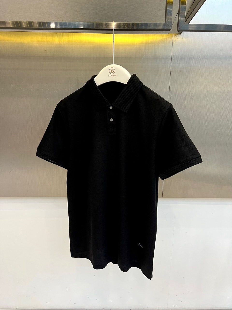 BERLUTI 布鲁提、2026春夏新品短袖Polo衫全新登场，以奢华面料与匠心工艺重塑经典男装美学。采用高支双丝光棉面