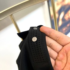 BERLUTI 布鲁提、2026春夏新品短袖Polo衫全新登场,以奢华面料与匠心工艺重塑经典男装美学。采用高支双丝光棉面 BERLUTI 布鲁提、2026春夏新品短袖Polo衫全新登场,以奢华面料与匠心工艺重塑经典男装美学。采用高支双丝光棉面