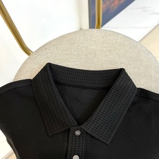 BERLUTI 布鲁提、2026春夏新品短袖Polo衫全新登场,以奢华面料与匠心工艺重塑经典男装美学。采用高支双丝光棉面 BERLUTI 布鲁提、2026春夏新品短袖Polo衫全新登场,以奢华面料与匠心工艺重塑经典男装美学。采用高支双丝光棉面