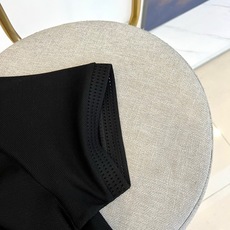 BERLUTI 布鲁提、2026春夏新品短袖Polo衫全新登场,以奢华面料与匠心工艺重塑经典男装美学。采用高支双丝光棉面 BERLUTI 布鲁提、2026春夏新品短袖Polo衫全新登场,以奢华面料与匠心工艺重塑经典男装美学。采用高支双丝光棉面