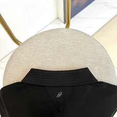 BERLUTI 布鲁提、2026春夏新品短袖Polo衫全新登场,以奢华面料与匠心工艺重塑经典男装美学。采用高支双丝光棉面 BERLUTI 布鲁提、2026春夏新品短袖Polo衫全新登场,以奢华面料与匠心工艺重塑经典男装美学。采用高支双丝光棉面