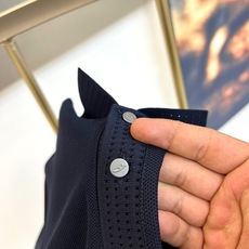 BERLUTI 布鲁提、2026春夏新品短袖Polo衫全新登场,以奢华面料与匠心工艺重塑经典男装美学。采用高支双丝光棉面 BERLUTI 布鲁提、2026春夏新品短袖Polo衫全新登场,以奢华面料与匠心工艺重塑经典男装美学。采用高支双丝光棉面