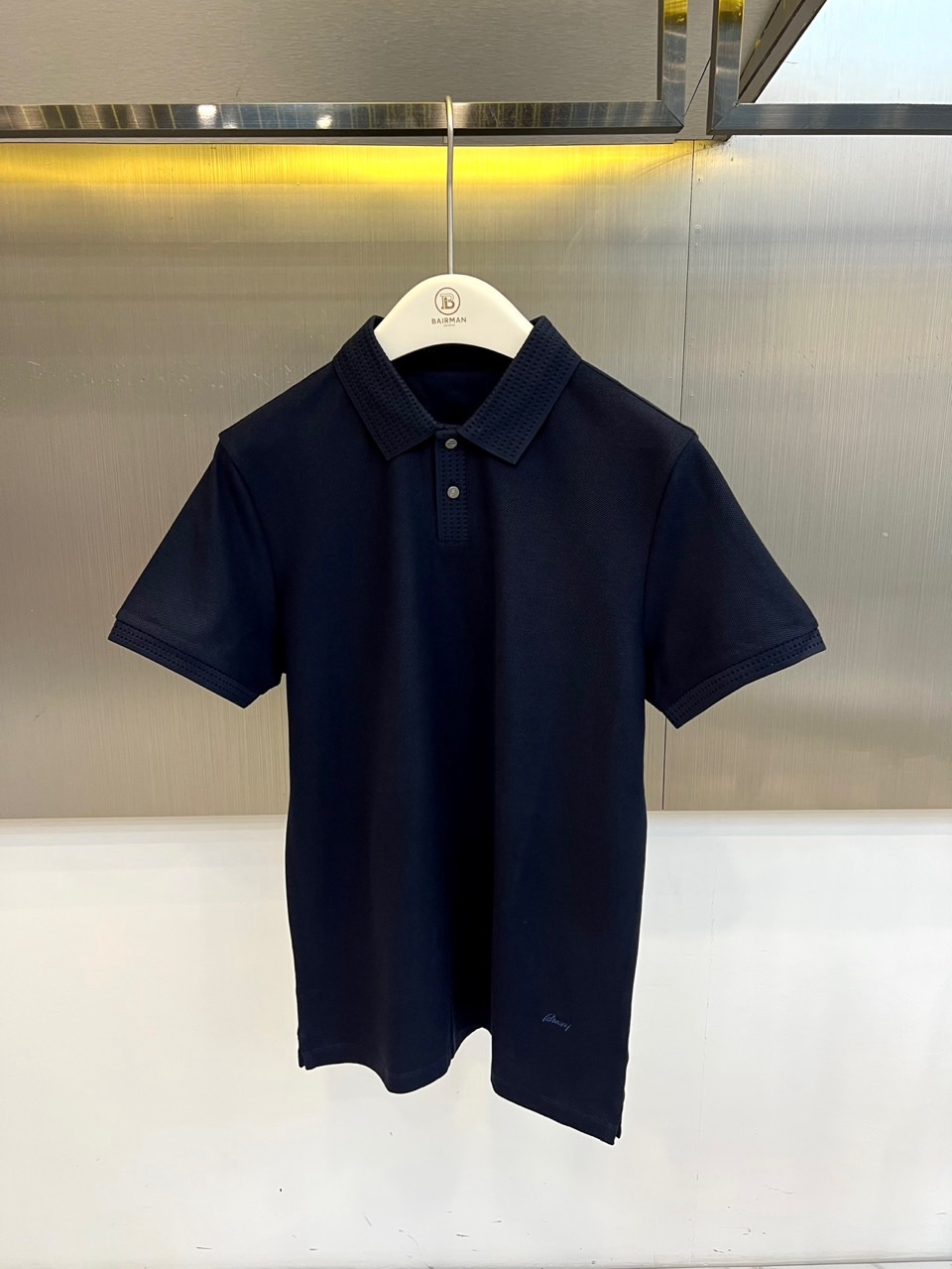 BERLUTI 布鲁提、2026春夏新品短袖Polo衫全新登场，以奢华面料与匠心工艺重塑经典男装美学。采用高支双丝光棉面