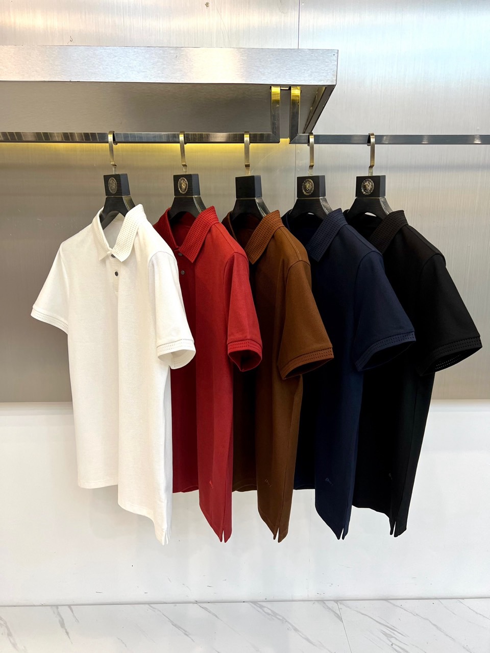 BERLUTI 布鲁提、2026春夏新品短袖Polo衫全新登场,以奢华面料与匠心工艺重塑经典男装美学。采用高支双丝光棉面 BERLUTI 布鲁提、2026春夏新品短袖Polo衫全新登场,以奢华面料与匠心工艺重塑经典男装美学。采用高支双丝光棉面